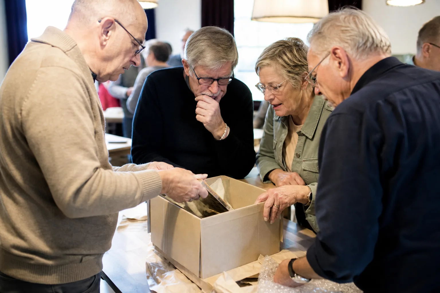 Een Nederlandse vereniging of culturele plek. Beeld bij het artikel: Hoe gaat een geschonken doos van zolder stap voor stap door het register?